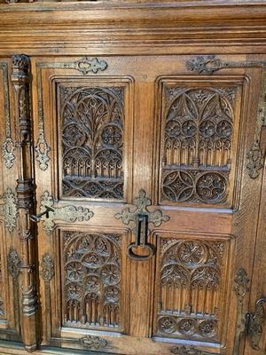 Cabinet style Gothic - style en Oak wood, Belgium 20th century