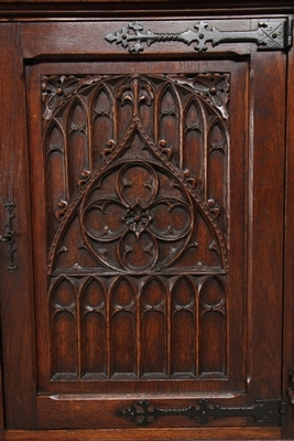 Cabinet  style Gothic - style en Oak Wood, France 19th century