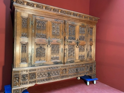 Cabinet style Gothic - style en Oak wood, Belgium 20th century