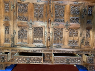 Cabinet style Gothic - style en Oak wood, Belgium 20th century