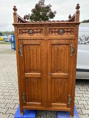 Cabinet  style Gothic - Style en Oak Wood, Belgium 19th century