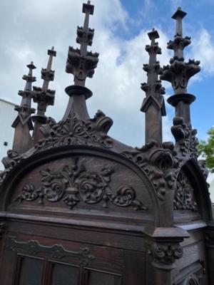 Cabinet  style Gothic - style en Oak wood, France 19 th century