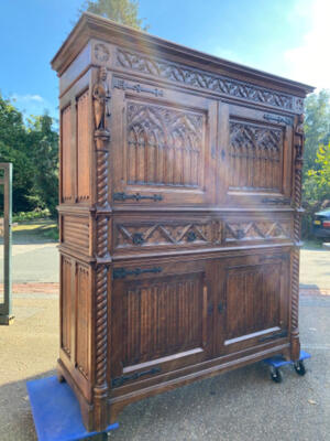 Cabinet  style Gothic - style en Oak wood, Belgium  20 th century ( Anno 1910 )