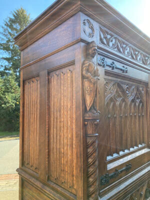 Cabinet  style Gothic - style en Oak wood, Belgium  20 th century ( Anno 1910 )