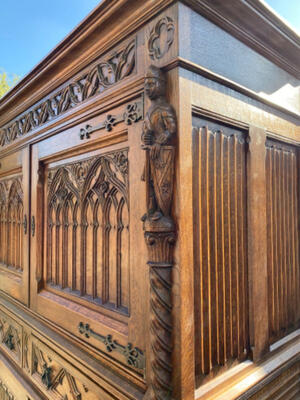 Cabinet  style Gothic - style en Oak wood, Belgium  20 th century ( Anno 1910 )
