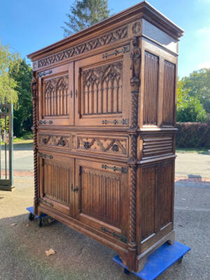 Cabinet  style Gothic - style en Oak wood, Belgium  20 th century ( Anno 1910 )