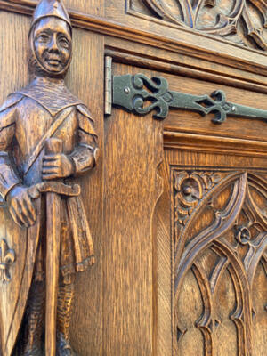 Cabinet  style Gothic - style en Oak wood, Belgium  20 th century ( Anno 1910 )