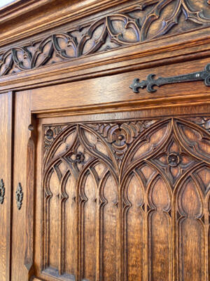 Cabinet  style Gothic - style en Oak wood, Belgium  20 th century ( Anno 1910 )