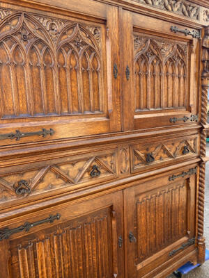 Cabinet  style Gothic - style en Oak wood, Belgium  20 th century ( Anno 1910 )