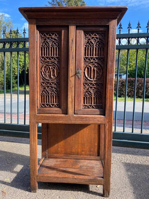 Cabinet  style Gothic - style en Oak wood, Belgium  19 th century ( Anno 1865 )