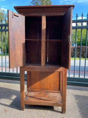 Cabinet  style Gothic - style en Oak wood, Belgium  19 th century ( Anno 1865 )