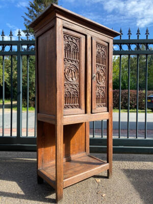 Cabinet  style Gothic - style en Oak wood, Belgium  19 th century ( Anno 1865 )