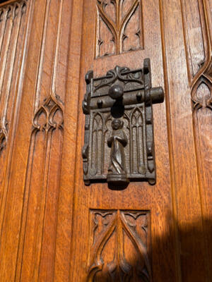 Cabinet style Gothic - style en Oak wood, France 19 th century