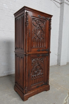 Cabinet  style Gothic - style en Oak Wood, France 19th century