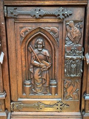 Cabinet With Imaginations Of St. Michael & The 4 Evangelists style Gothic - style en Oak wood, France 19th century