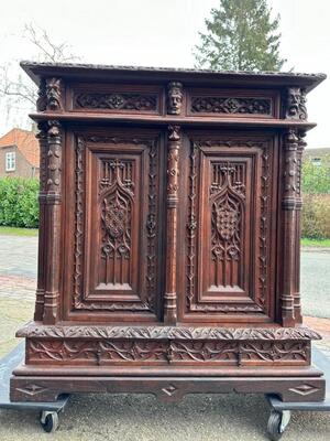 Cabinet With Original Key & Locks style Gothic - Style en Wood Oak, France 19 th century ( Anno 1865 )