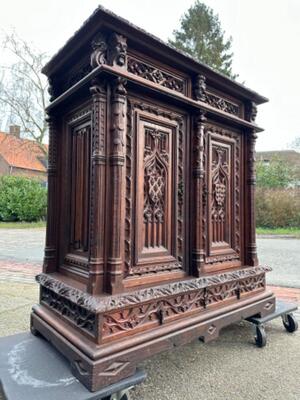 Cabinet With Original Key & Locks style Gothic - Style en Wood Oak, France 19 th century ( Anno 1865 )