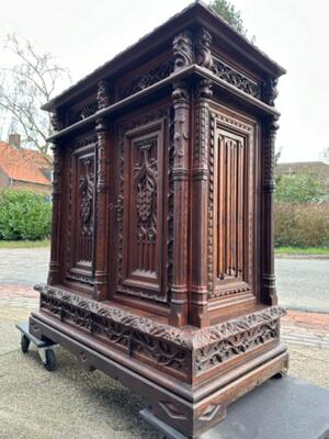 Cabinet With Original Key & Locks style Gothic - Style en Wood Oak, France 19 th century ( Anno 1865 )