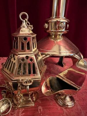 Censer-Stand  Complete With Censer And Boat. style Gothic - Style en Brass / Bronze / Polished and Varnished, Belgium  19 th century ( Anno 1885 )