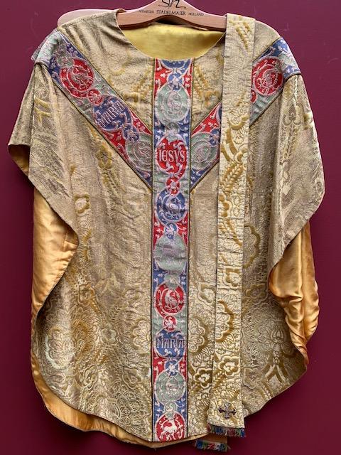 1 Gothic - style Chasuble