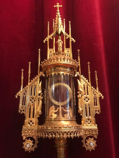 1 Gothic - style Cilinder Monstrance.