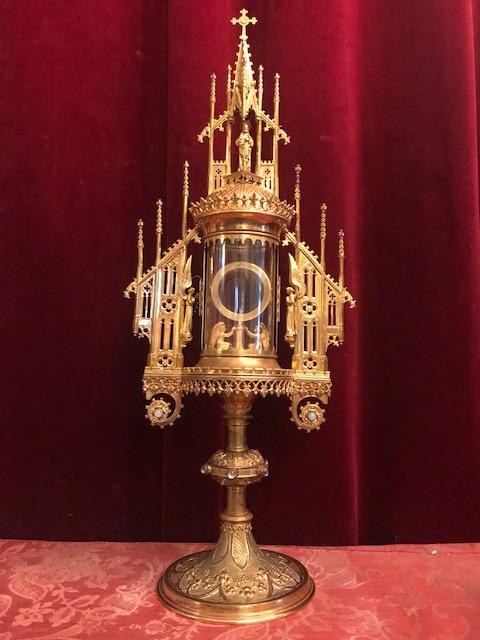 1 Gothic - style Cilinder Monstrance.