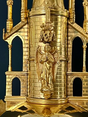 1 Gothic - Style Cillinder Monstrance Expected !