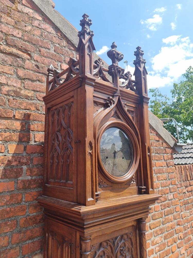 1 Gothic - Style Clock Expected !