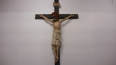 Corpus With Cross style Gothic - style en Cross Wood Polychrom Corpus plaster polychrome, Belgium 19th century