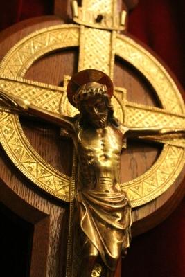 Corpus With Cross style Gothic - style en Bronze / Gilt / Oak Wood, Belgium 19th century