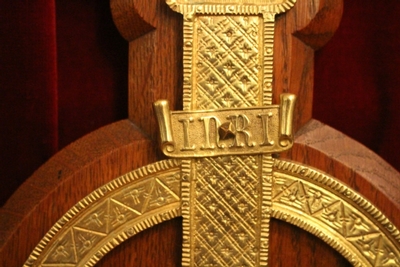Corpus With Cross style Gothic - style en Bronze / Gilt / Oak Wood, Belgium 19th century