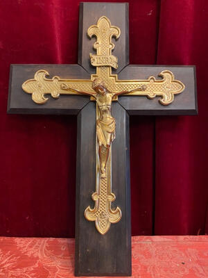 Corpus With Cross style Gothic - style en Brass / Bronze / Polished and Varnished / Wood, Belgium  19 th century ( Anno 1890 )