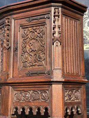 Credens Cabinet  style Gothic - style en Oak wood, Belgium 19 th century