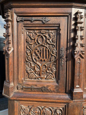 Credens Cabinet  style Gothic - style en Oak wood, Belgium 19 th century