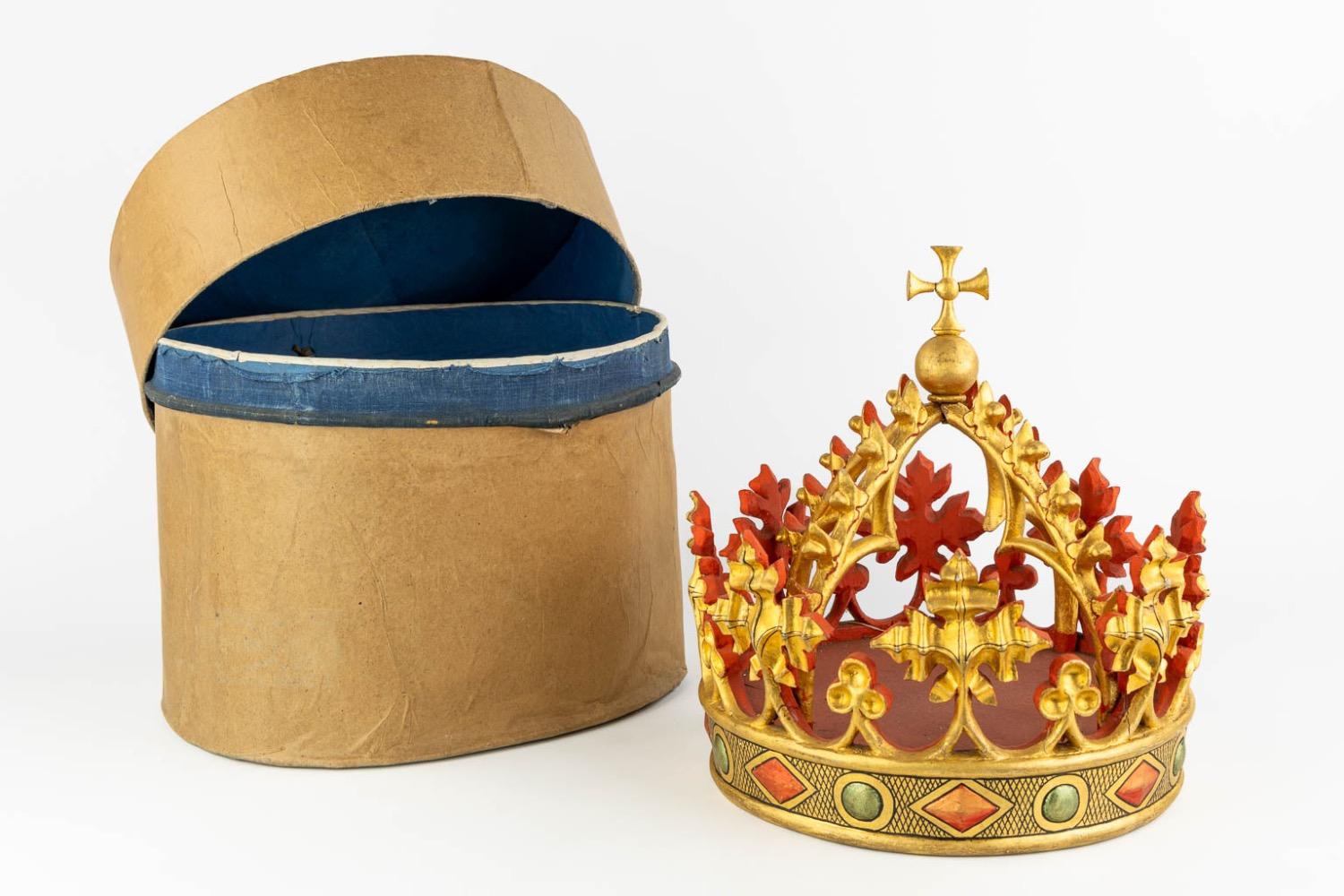 1 Gothic - Style Crown With Original Storage Box
