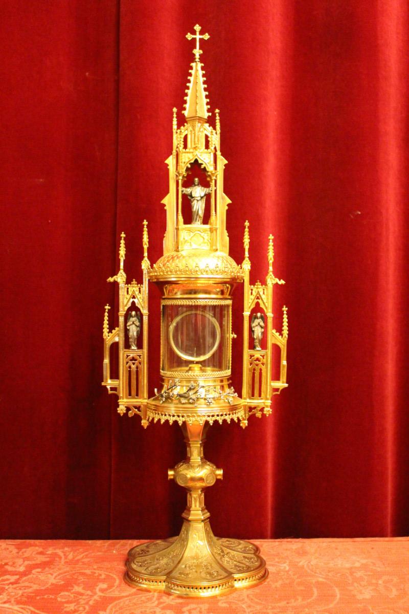 1 Gothic - style Cylinder Monstrance. Silver Broche With 84 Diamonds.
