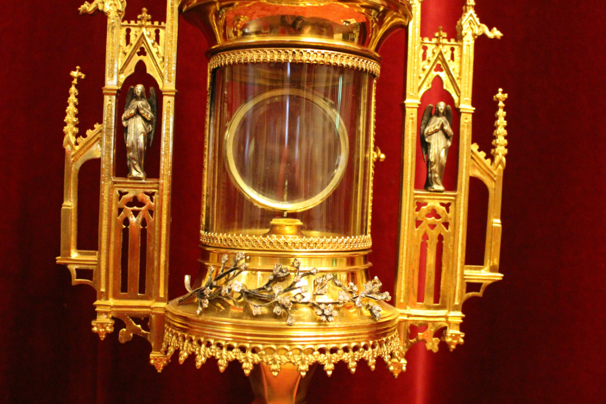 1 Gothic - style Cylinder Monstrance. Silver Broche With 84 Diamonds.