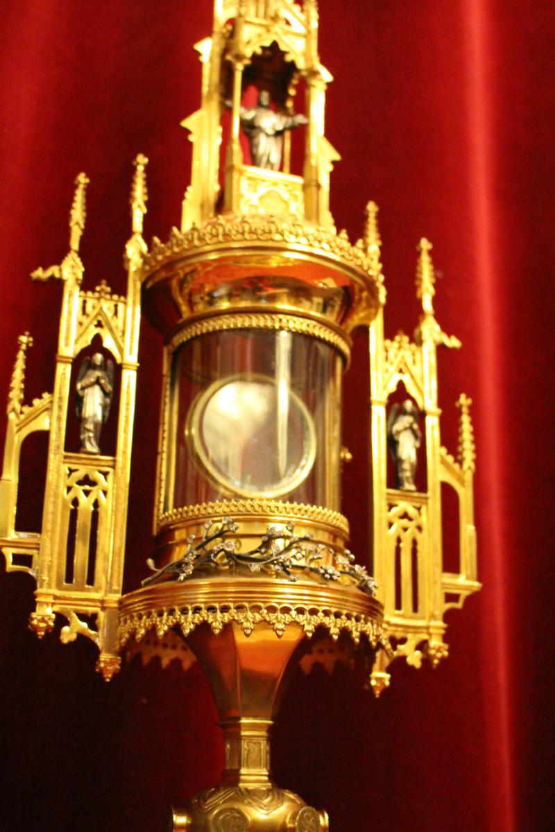 1 Gothic - style Cylinder Monstrance. Silver Broche With 84 Diamonds.