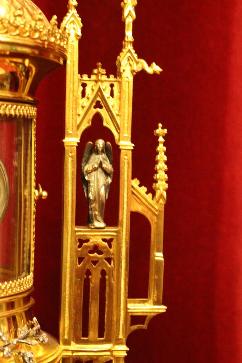 1 Gothic - style Cylinder Monstrance. Silver Broche With 84 Diamonds.