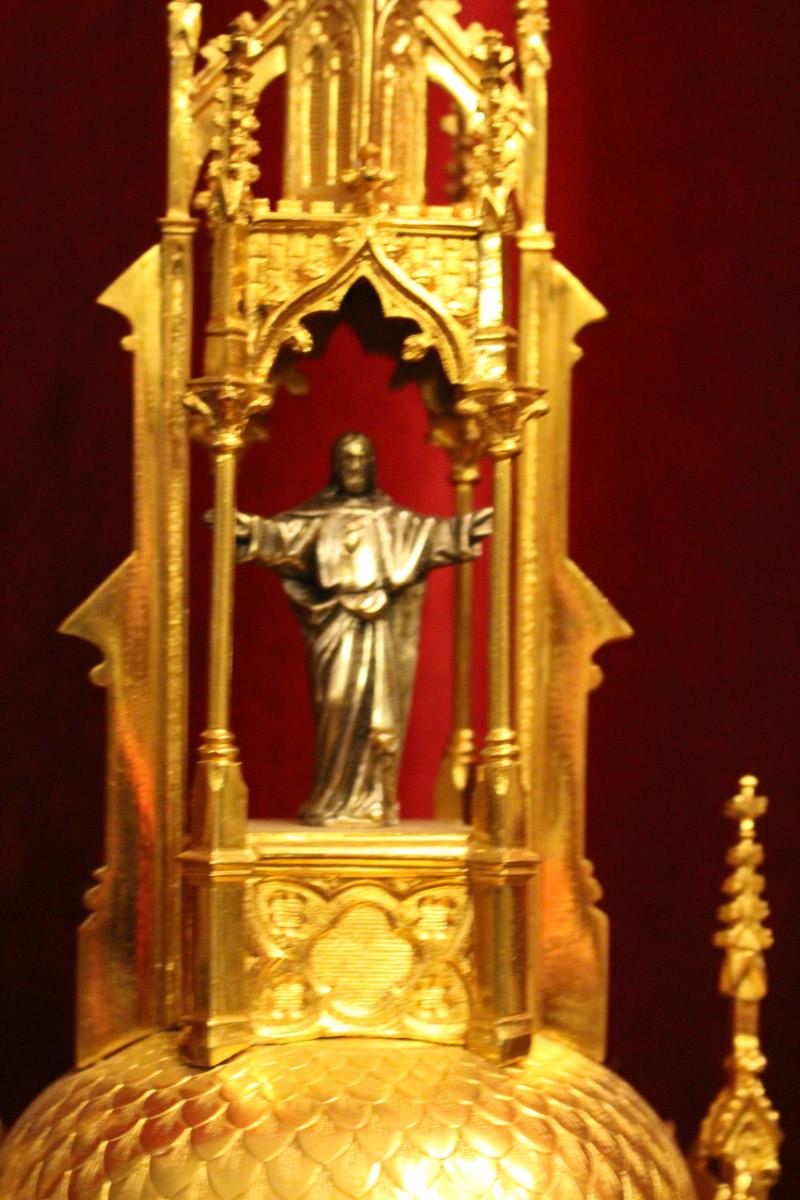 1 Gothic - style Cylinder Monstrance. Silver Broche With 84 Diamonds.