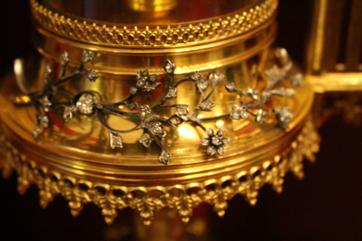 1 Gothic - style Cylinder Monstrance. Silver Broche With 84 Diamonds.