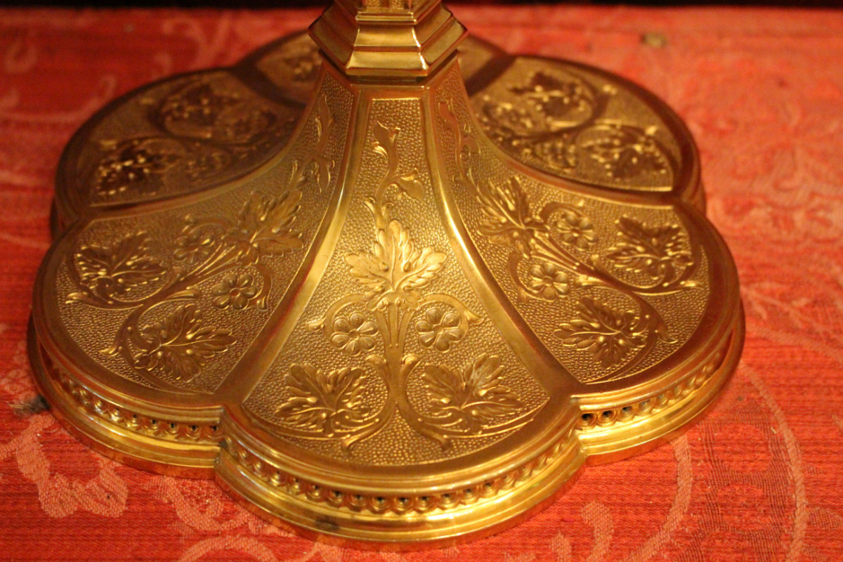 1 Gothic - style Cylinder Monstrance. Silver Broche With 84 Diamonds.