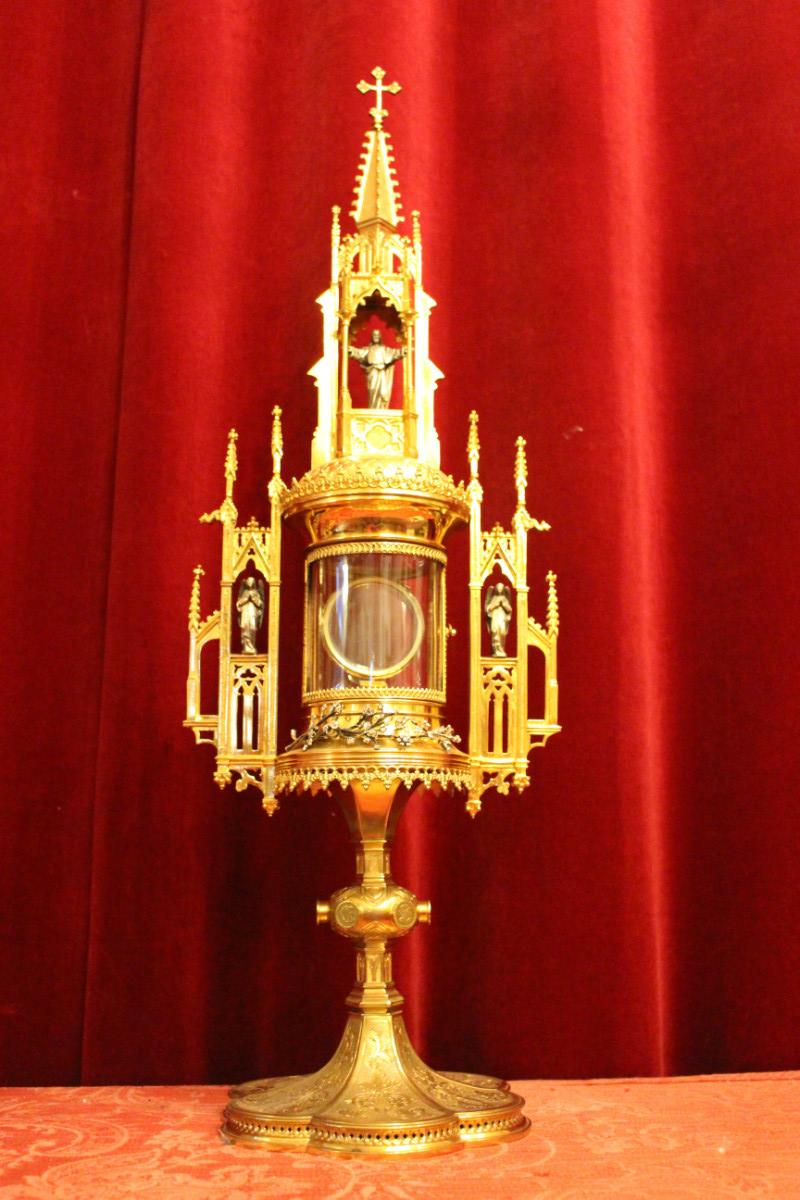 1 Gothic - style Cylinder Monstrance. Silver Broche With 84 Diamonds.