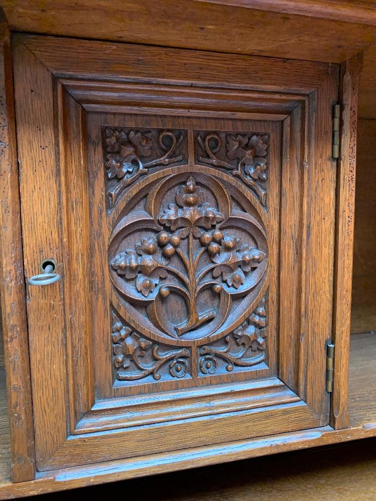 1 Gothic - Style Desk