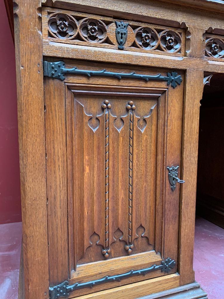1 Gothic - Style Desk