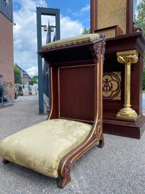 Devotion Altar St. Mary With Kneeler style Gothic - style en Walnut wood , Barcelona - Spain 19 th century ( Anno 1890 )