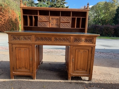 Doudle Sided Writing Desk style Gothic - style en Oak wood, Belgium 19th century ( anno 1885 )