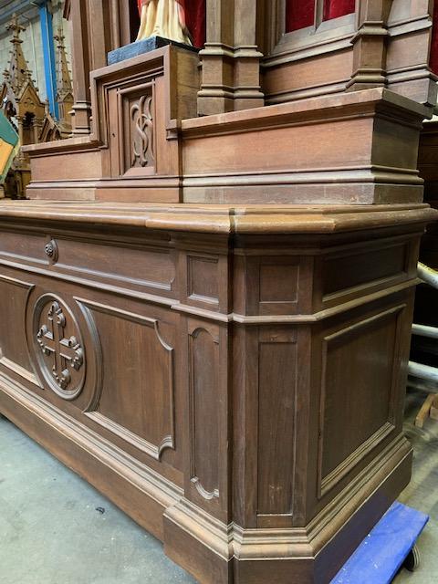 1 Gothic - style Exceptional Altar