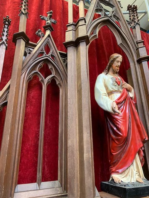 1 Gothic - style Exceptional Altar