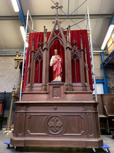 1 Gothic - style Exceptional Altar